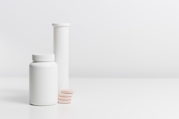 unbranded empty bottles with effervescent tablets copy space vitamins and supplement - Питание в походе