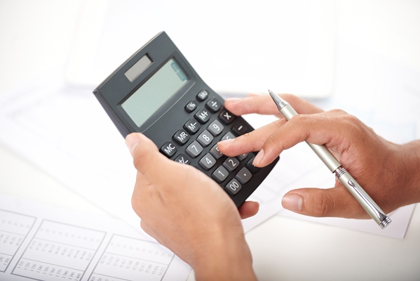 unrecognizable office worker using calculator - Питание в походе