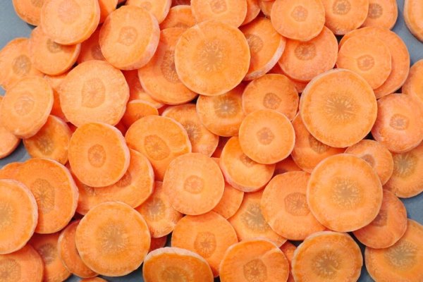 a lot of slices juicy carrots in full screen 609263 36 - Фасолевый суп по-походному