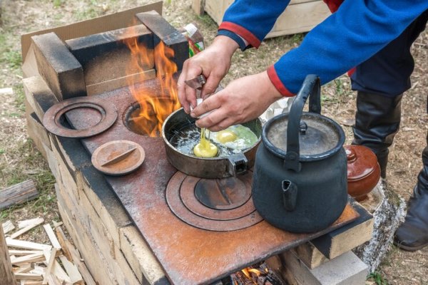 a villager is frying fried eggs on an open fire outside the house rustic food and lifestyle 317169 670 - Яичница по-походному