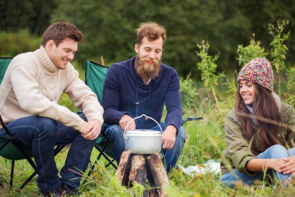 adventure travel tourism and people concept group of smiling friends cooking food in dixie sitting around bonfire outdoors 380164 68816 - Туристический грибной суп