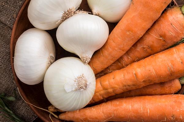 bowls with potatoes carrot and garlic - Походная каша с колбасой и овощами