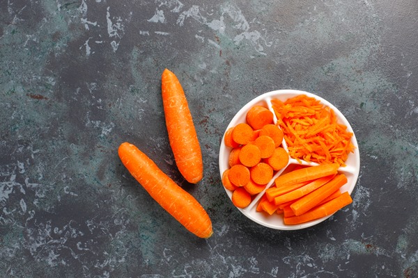 different cuts of carrot in bowls - Туристический грибной суп