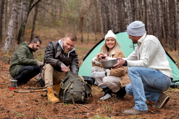 friensds enjoying their winter camping - Яичница по-походному