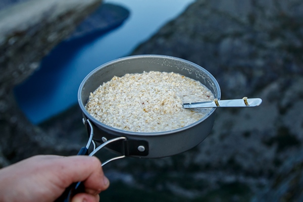 oatmeal in a pan breakfast on trolltunga troll tongue the most famous showplace in norway - Овсянка "Походная"