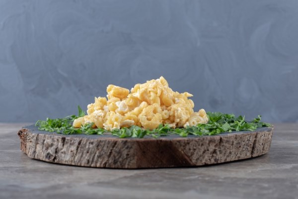 scrambled eggs decorated with greens on wood piece 114579 69628 - Яичница по-походному