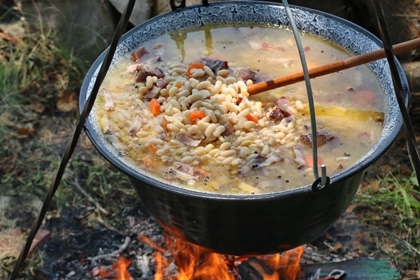 shutterstock - Фасолевый суп по-походному