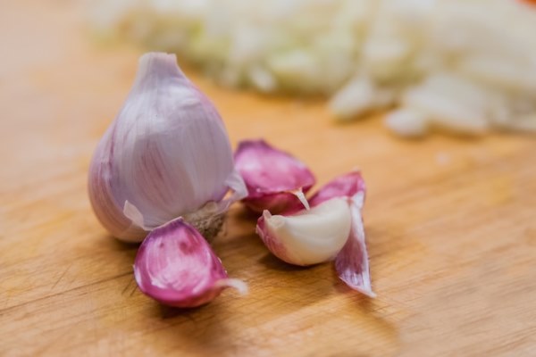 sliced garlic garlic clove garlic bulb in wicker basket place on chopping block on vintage wooden background 1391 562 - Фасолевый суп по-походному