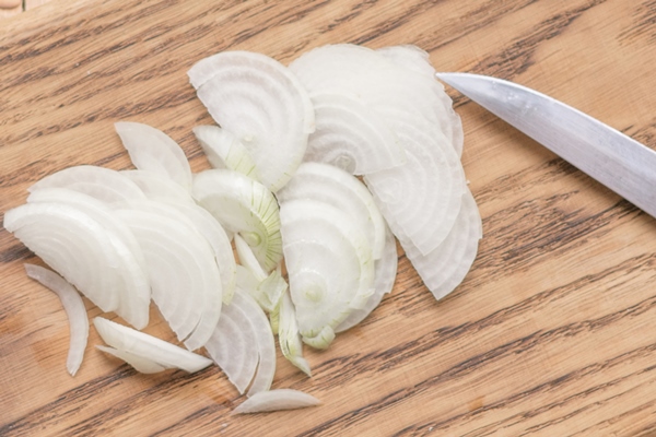 sliced onions with half rings on a wooden chopping board on a wooden background 1 - Шурпа "Туристическая"
