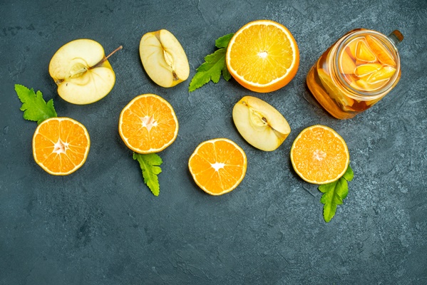 top view cocktail cut oranges and apples on dark isolated background - Компот из яблок и апельсинов по-походному