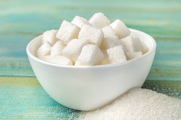 bowl with sugar cubes on a turqoise wooden background - Постная шарлотка на апельсиновом соке