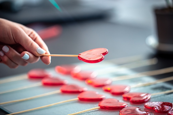 closeup the process of making heartshaped lollipops - Леденцы на палочке