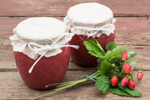 fresh puree of wild strawberries with sugar - Варенье из лесной земляники