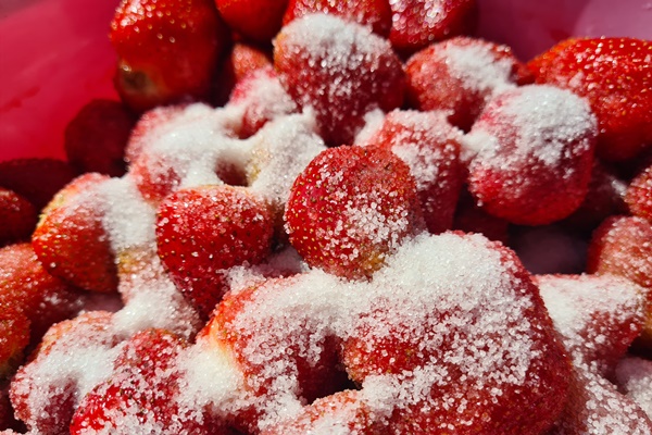 process of making homemade strawberry jam closeup - Варенье из лесной земляники