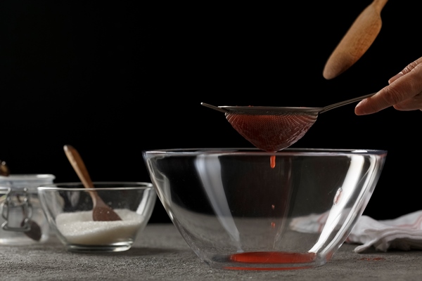 process of making strawberry jam - Желе из красной смородины