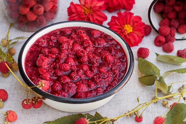raspberry jam in a bowl - Малиновое варенье