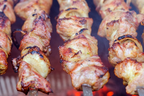 shish kebab of meat skewered on a grill - Суп "Шашлычный" на костре