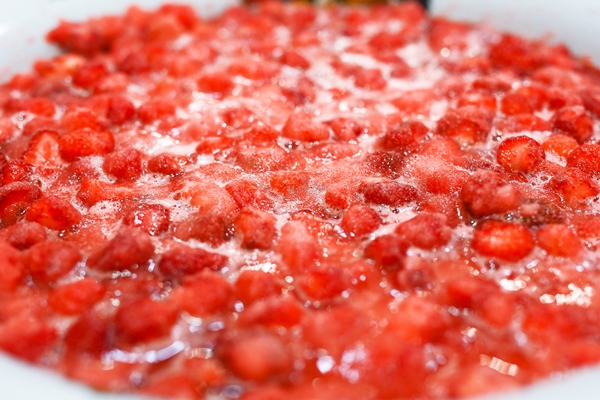strawberry jam cooking process organic traditional jam manufacturing flat top view - Клубничное варенье