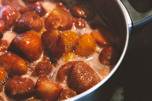 8 рецептов клубничного варенья и секреты, которые сделают десерт идеальным - Лайфхакер