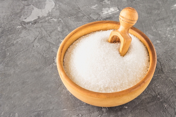 white sugar sugar in a wooden plate with a dustpan on a dark background - Малина, протёртая с сахаром