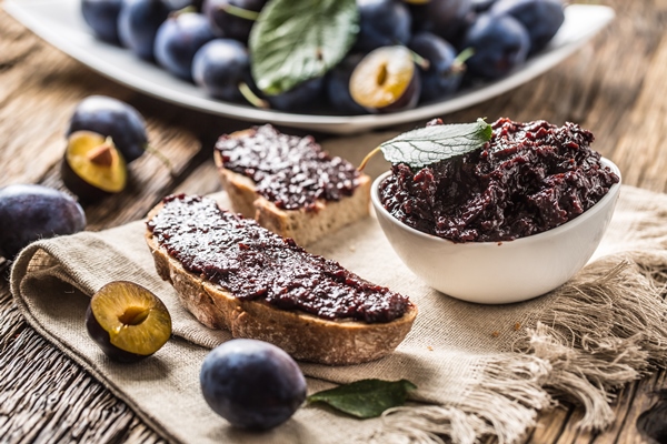 breakfast from homemade plum jam bread and fresh ripe plums - Сливово-имбирный джем