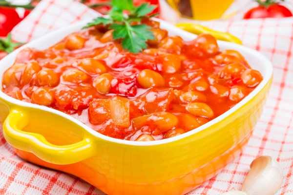 canned beans with vegetables in tomato sauce - Закуска из фасоли с овощами по-гречески