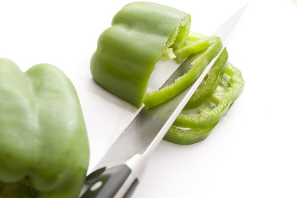 green pepper cut into slices - Закуска из фасоли с овощами по-гречески