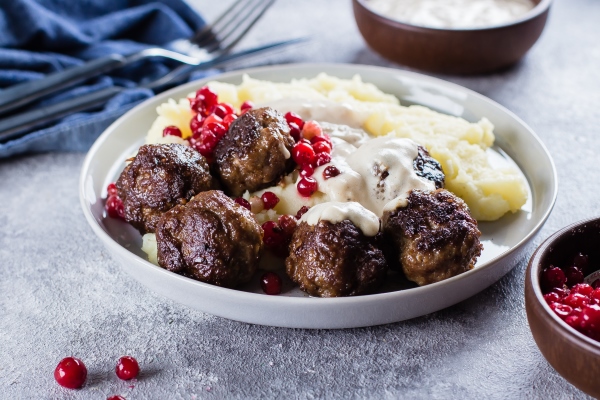 homemade beef and pork meatballs with mashed potatoes on a gray stone concrete background table - Мочёная брусника