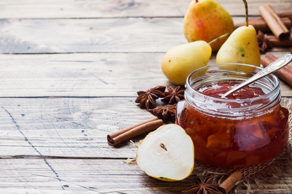 homemade pear jam in a jar and fresh pears - Варенье из груш с корицей