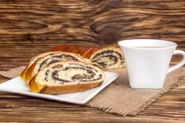 poppy roll with cup of tea on the wooden table - Постный маковый рулет с мёдом и изюмом
