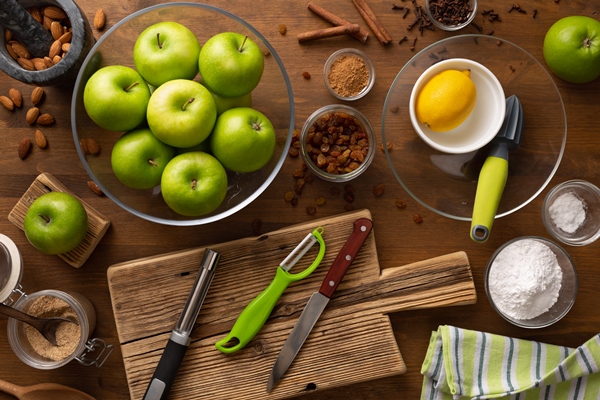 preparation of filling for apple strudel - Постный штрудель с яблоками, орехами, изюмом и корицей