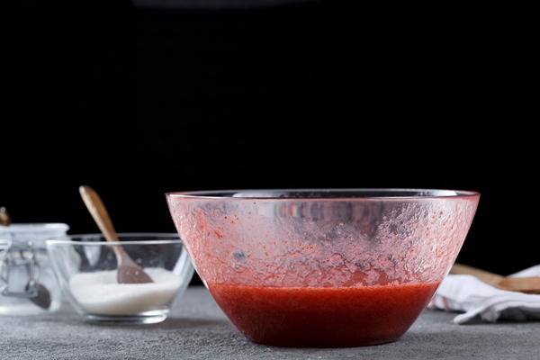 process of making strawberry jam - Клубника, протёртая с сахаром