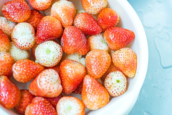 red strawberries colander are rinsed under water - Клубника, протёртая с сахаром