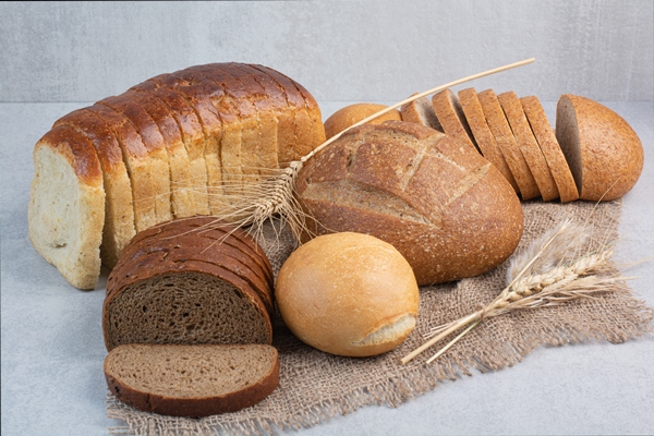 various homemade bread on burlap with wheat high quality photo - Сухарики обыкновенные