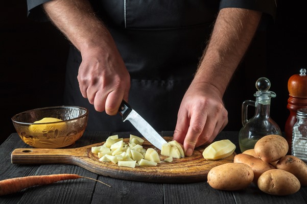 before making the fries the chef uses knife to cut the raw potatoes into small pieces - Лагман из свинины в мультиварке