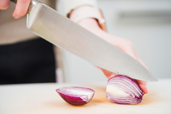 crop hands chopping onion with knife - Лагман из свинины в мультиварке