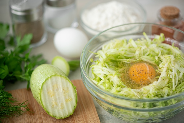 ingredients for making zucchini fritters - Пицца из кабачков с грибами