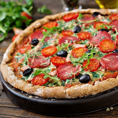 Домашняя пицца с колбасой, оливками и сыром