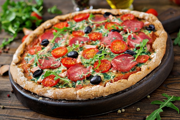 Пицца с колбасой, помидорами и сыром - рецепт с фото пошагово