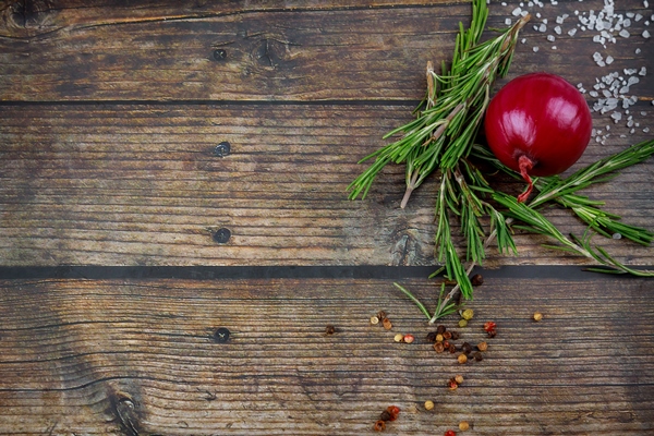 rosemary red onion and peppercorns on rustic wooden table - Холодец в мультиварке