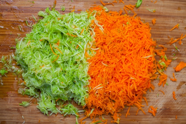 shredded carrots and zucchini using a grater - Консервированная заправка для рассольника