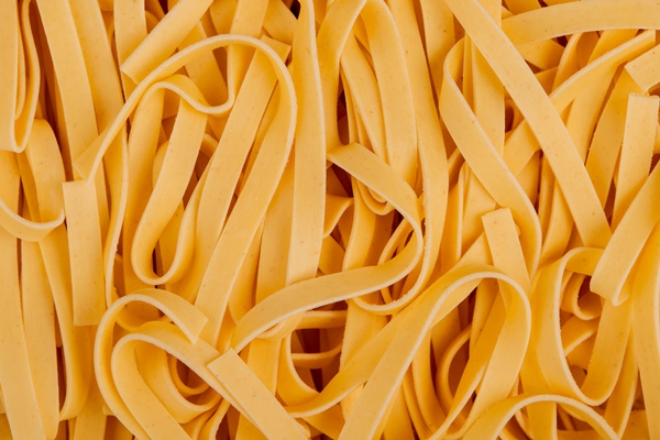 top view of tagliatelle pasta as surface - Походный лагман из сушёных продуктов
