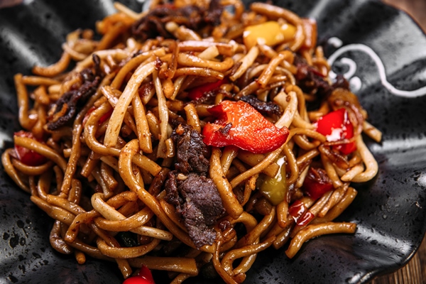 uyghur cuisine dish tsomyan fried noodles beef - Лагман из свинины в мультиварке