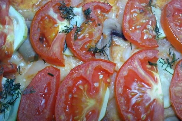 2022 10 03 001 - Постная пицца с шампиньонами, помидорами и кабачками