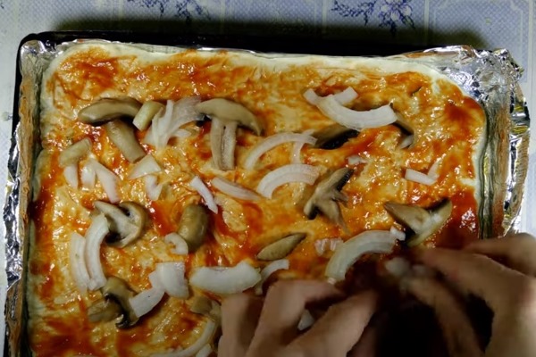 2022 10 03 014 - Постная пицца с шампиньонами, помидорами и кабачками