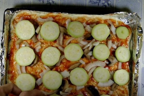 2022 10 03 015 - Постная пицца с шампиньонами, помидорами и кабачками