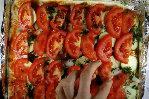 2022 10 03 017 - Постная пицца с шампиньонами, помидорами и кабачками