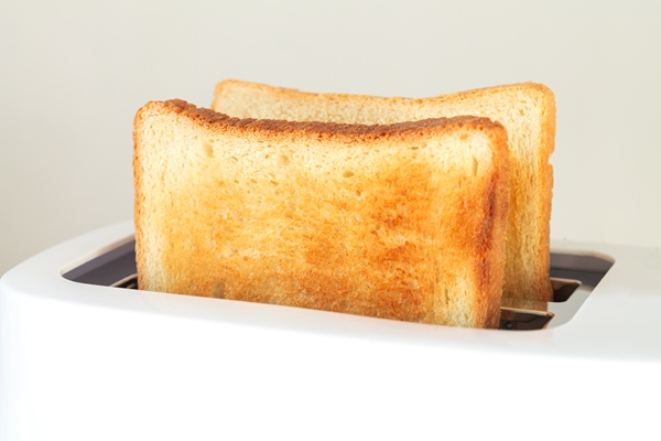 sliced roasted toast bread in toaster on kitchen table - Постный тыквенный суп "Копатыч"