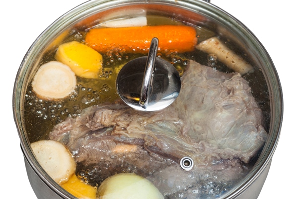 boiling of beef broth in steel pan - Старинные секреты приготовления мясных бульонов