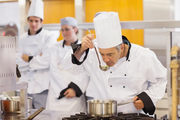 chef tasting his students work - Старинные секреты приготовления мясных бульонов